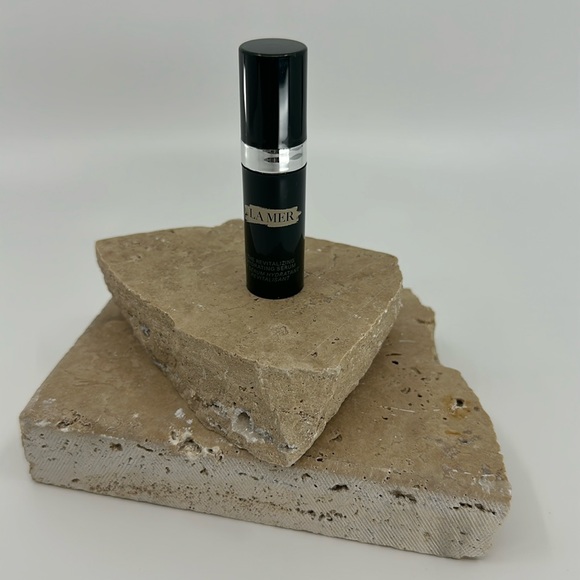 NWT. La Mer The Revitalizing Hydrating Serum. 5 mL. - Picture 1 of 2